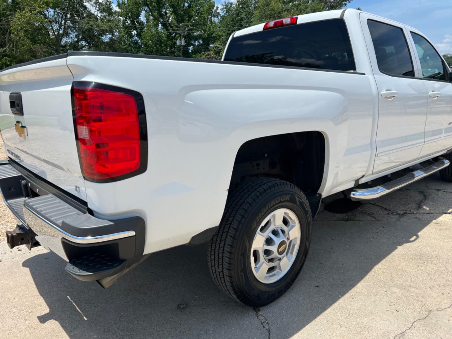 2017 White /Grey Chevrolet Silverado 2500HD LT (1GC1CVEG0HF) with an 6.0 V8 engine, Automatic transmission, located at 4520 Airline Hwy, Baton Rouge, LA, 70805, (225) 357-1497, 30.509325, -91.145432 - 2017 Chevy Silverado 2500HD Crew Cab LT 2WD **One Owner** 6.0 V8 Gas, 200K Miles, Power Windows, Locks, Mirrors & Seat, Cold A/C, Backup Camera, Spray In Bedliner, Tow Pkg. Small Dent In Bed (See Pic). FOR INFO PLEASE CONTACT JEFF AT 225 357-1497 CHECK OUT OUR A+ RATING WITH THE BETTER BUSINESS BU - Photo#5